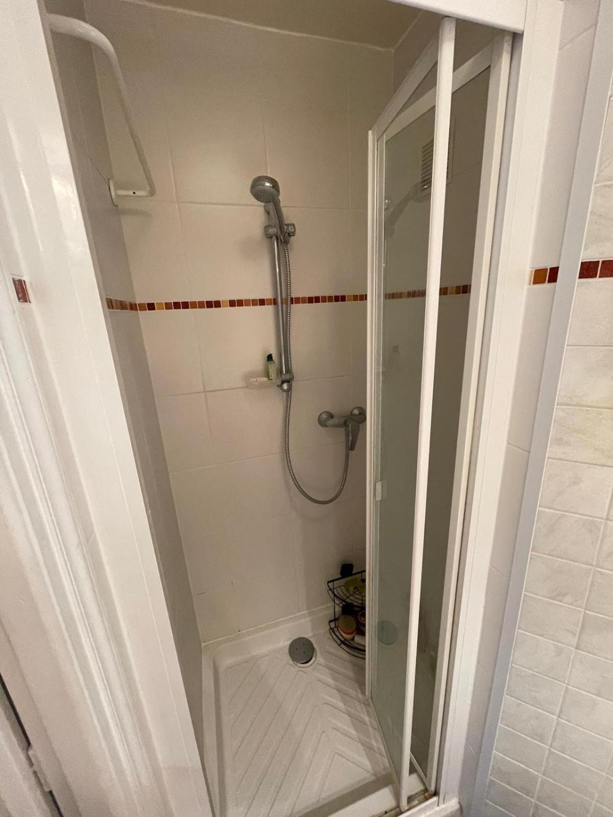 Charming And Bright Flat In A Very Convenient Area * Parijs